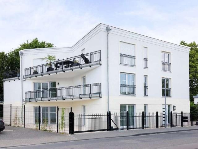 Luxuriöse neuwertige EG Wohnung 150 m² gehobener Komfort mit privatem Garten & Terrassen