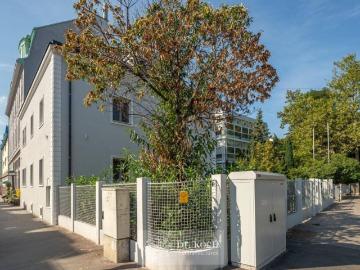 Luxuriöse Stadtvilla mit Garten und Garagen in zentraler Grünlage
