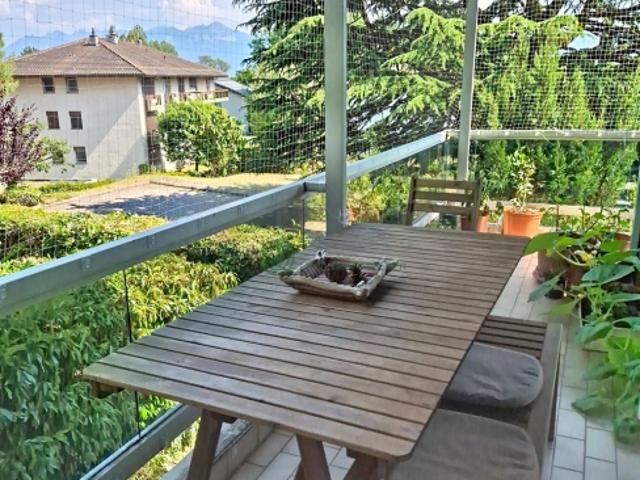 Luxuriöse Wohnung in einer privaten, grünen Anlage – St Sulpice VD