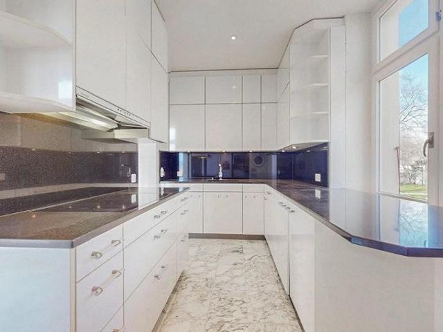 Luxuriöse Wohnung mit Schlossblick, Pool und grosser Terrasse!