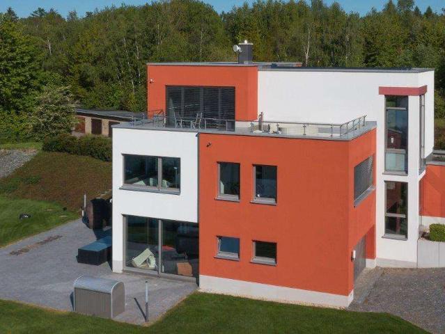 Luxuriöse und moderne Bauhausvilla als Praxis oder Bürohaus