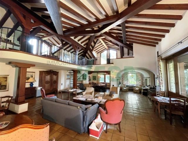 Grosse und herrschaftliche Villa im Grünen und in sonniger Lage