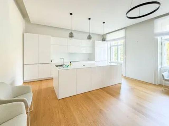 Luxuriöser Altbau! 5 Zimmer Wohnung in prachtvollem Althaus/ Nähe Servitenviertel & Lycée