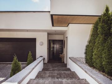 Luxuriöser Bungalow in absoluter Ruhelage am Waldrand als idealer Alterssitz