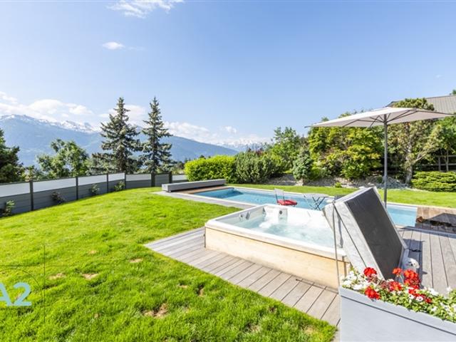 Luxuriöses Chalet mit 9 Zimmern, Aussenpool und Sauna