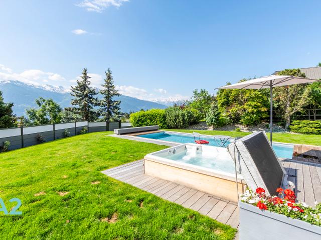 Luxuriöses Chalet mit 9 Zimmern, Aussenpool und Sauna