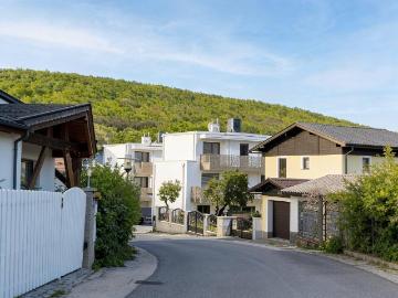Luxuriöses Einfamilienhaus zur Miete | 143 m² Wohnfläche | Garten, Balkone & 2 Stellplätze