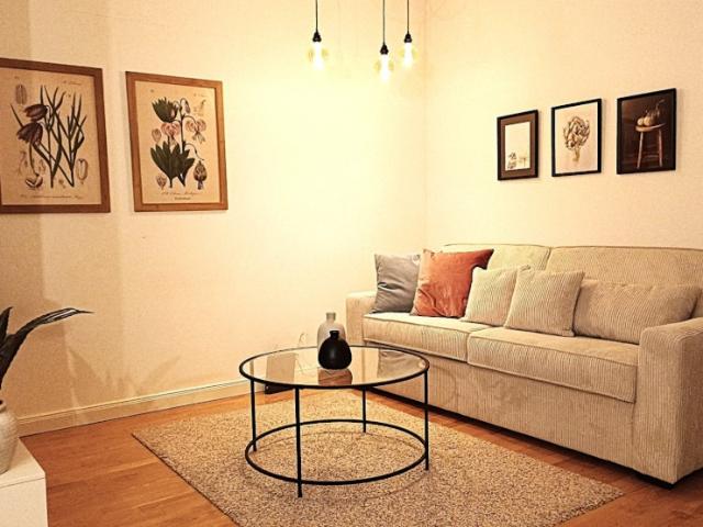 Luxuriöses, voll möbliertes Studio Apartment in bester Lage in Berlin Mitte, nur wenige Minuten von Gendarmenmarkt und Unter den Linden entfernt. Hochwertige Ausstattung, Einbauküche, Parkett, Fußbodenheizung und Aufzug. Sofort bezugsfertig
