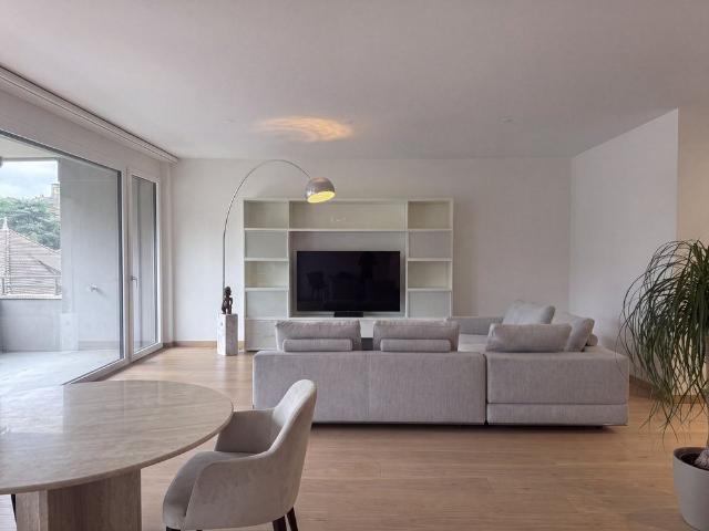 Luxuriöses Wohnen an bester Lage – 2.5 Zimmer Wohnung mit Loggia und Indoor Swimmingpool