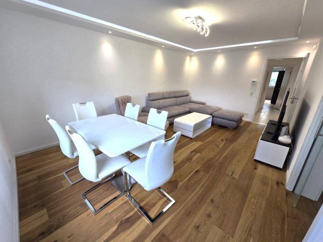 Luxuriöses Wohnen in Döbling + 3 Zimmer Wohnung mit verglaster Loggia + Grünblick + DAN Küche+ Fußbodenheizung + 2 überdachte PKW Stellplätze
