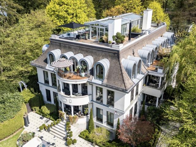 Luxuriöses 4 Zimmer Maisonette Penthouse am Herzogpark mit weitläufiger Dachterrasse, zwei Balkonen & zwei Tiefgaragenstellplätzen