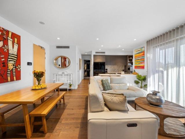 Luxurious 3 Bed Executive Apartment 2 Carparks & Parkland Setting!