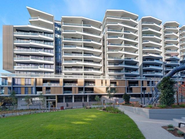 LUXURIOUS 3 BEDROOM + MEDIA ROOM APARTMENT IN THE HEART OF MASCOT!
