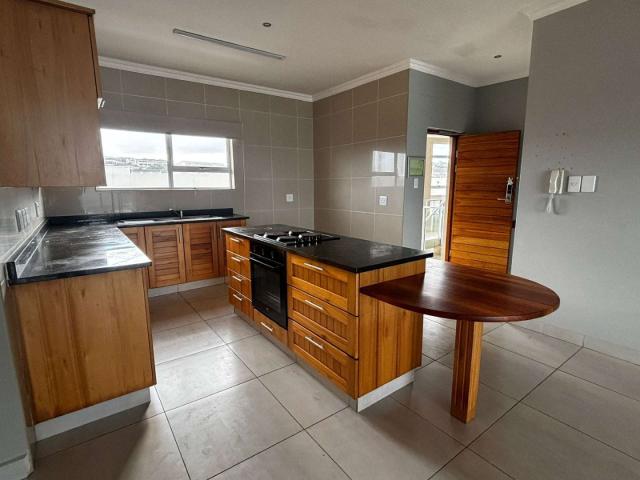 Luxurious 3 Bedroom Apartment in Shelly Beach to Rent