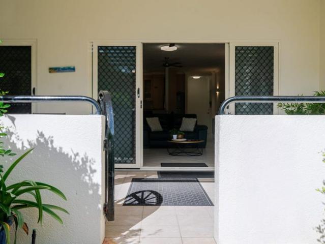 Luxurious 3 Bedroom Poolside Apartment with Private Terrace – Heart of Cairns Esplanade – 3 Month Stay – All Bills Included!