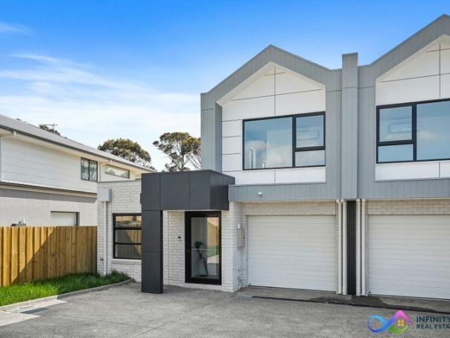Luxurious 3 bedroom 3bathroom 3Carpark Waterfront Home with high end inclusions