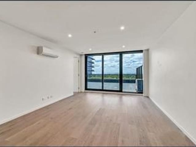 Luxurious 3 beds 2 baths apartment + 1 study + 2 car parks above the GLEN shopping mall