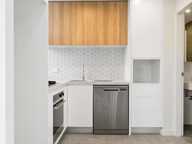 LUXURIOUS 1 BEDROOM APARTMENT IN BURWOOD