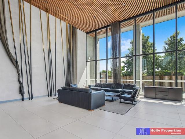 Luxurious 1 Bedroom + Study Security Apartment