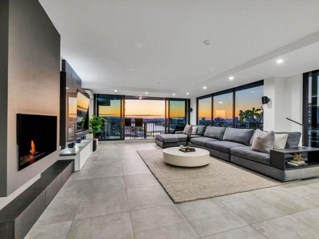 LUXURIOUS 254SQM SKY HOME WITH OCEAN, RIVER, CITY & HINTERLAND VIEWS!