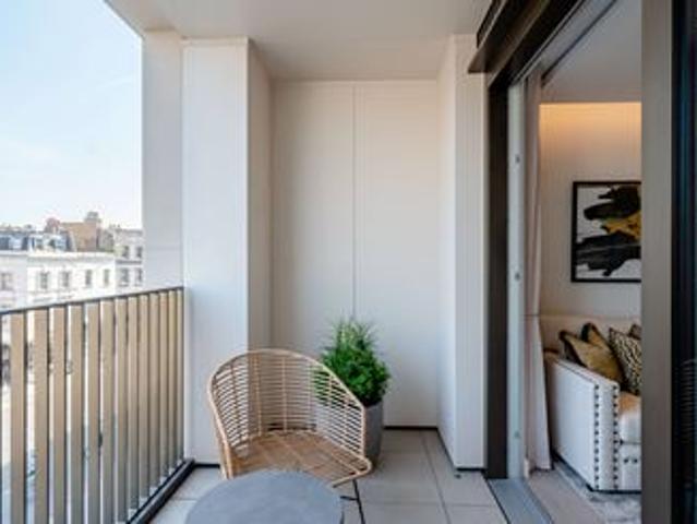Luxurious 2 Bedroom Apartment with Private Balcony & High End Amenities in Central London