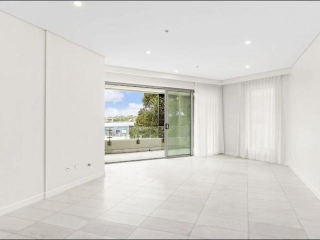 Luxurious 2 Bedroom Apartment With Unobstructed Water Views