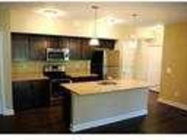 Luxurious 2 bedroom Apartment in a great location with Attached Garage