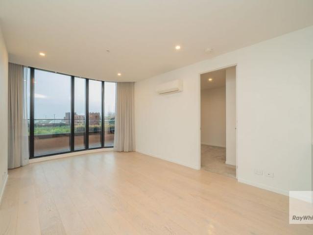 Luxurious 2 beds 2 baths apartment in the Heart of Glen Waverley