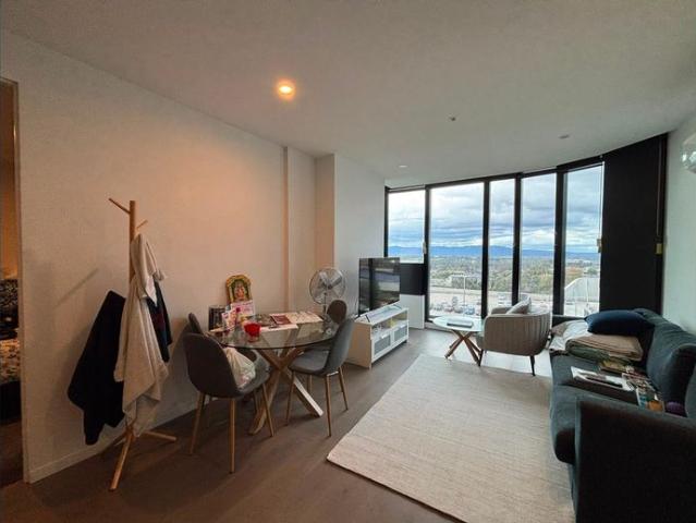 Luxurious 2 beds 2 baths apartment + 1 car park above the GLEN shopping mall