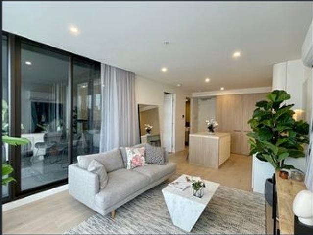 Luxurious 2 beds 2 baths apartment + 1 car park above the GLEN shopping mall