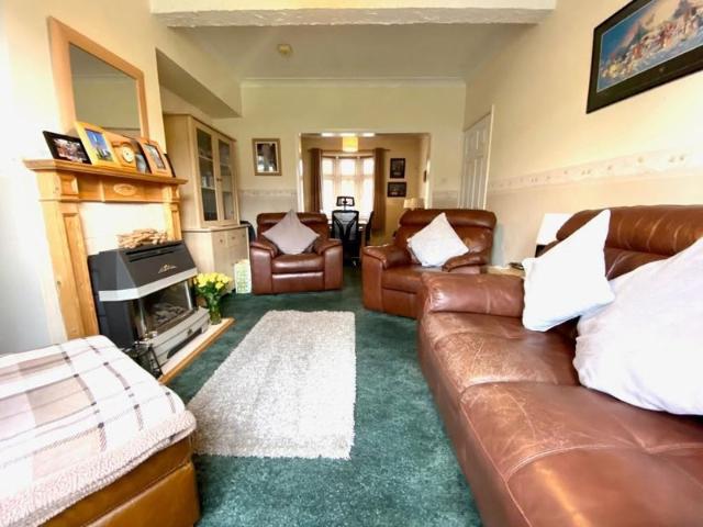 Luxurious 2beds house@RM8 1TR/Chadwell Heath