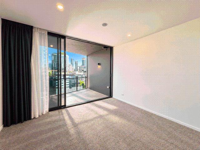 Luxurious 2BR/2BA with Parking: South Brisbane Gem With Views