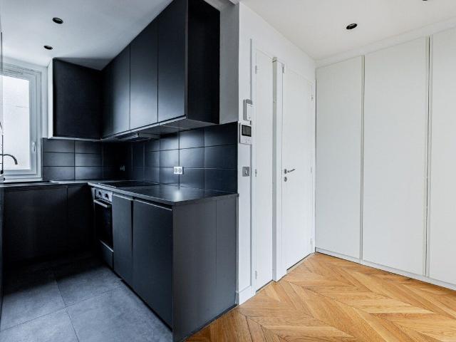Luxurious 2BR Apartment in the Golden Triangle on Avenue Montaigne, Paris Amsterdam Apartments for Rent