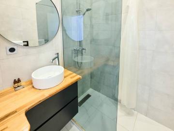 Luxurious 2BR Apartment in the Golden Triangle with AC and Elevator, Paris Amsterdam Apartments for Rent