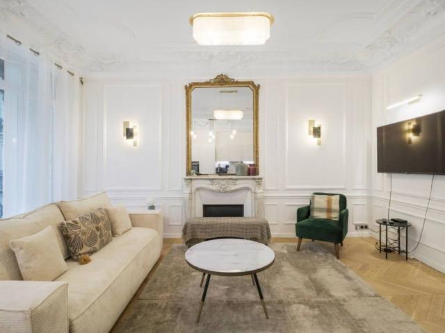 Luxurious 2BR Apartment in the Golden Triangle with AC and Elevator, Paris Amsterdam Apartments for Rent