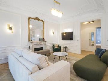 Luxurious 2BR Apartment in the Golden Triangle with AC and Elevator