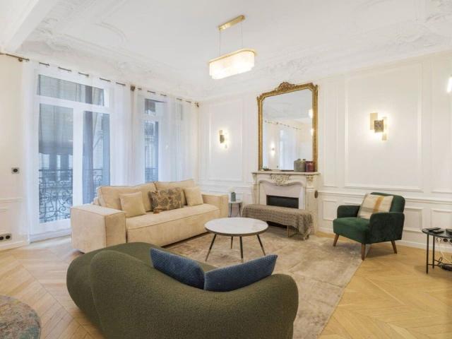 Luxurious 2BR Apartment in the Golden Triangle with Elevator