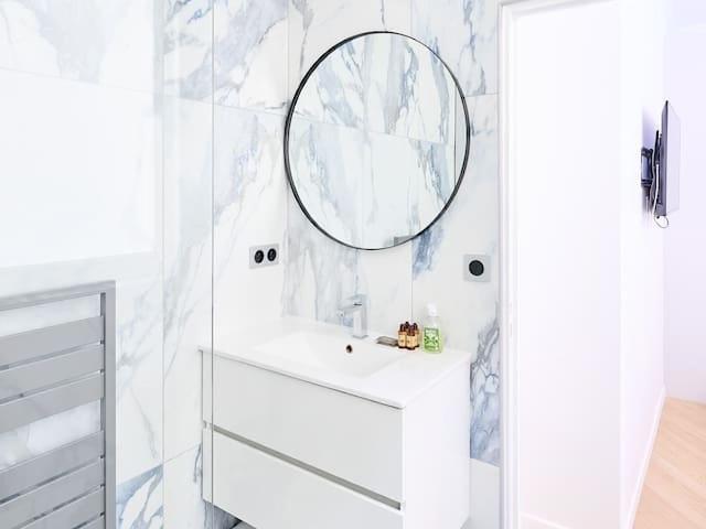 Luxurious 2BR Apartment in the Golden Triangle with Elevator, Paris Amsterdam Apartments for Rent