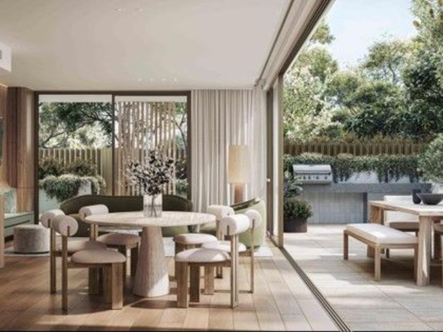 Luxurious 4 Bed Ground Floor Courtyard Residence with Private Entry
