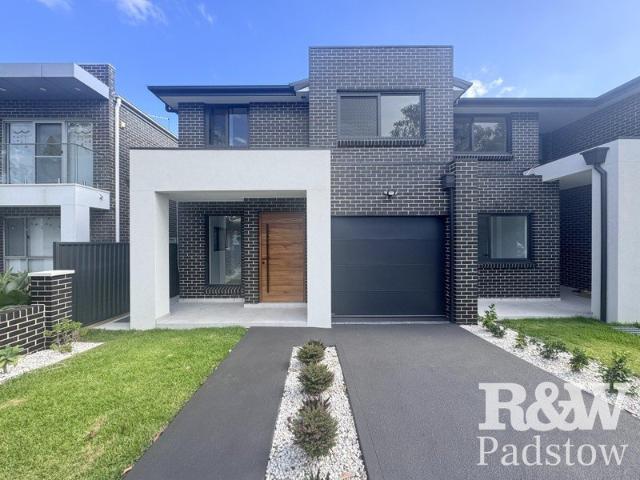 Luxurious 4 Bedroom Duplex Near Panania Station