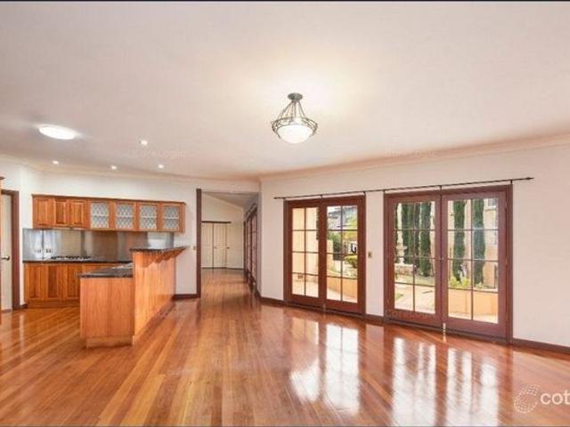 LUXURIOUS 4 BEDROOM FAMILY HOME IN A PRESTIGE LOCATION