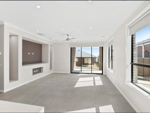 LUXURIOUS 4 BEDROOM FAMILY HOME IN LUCAS