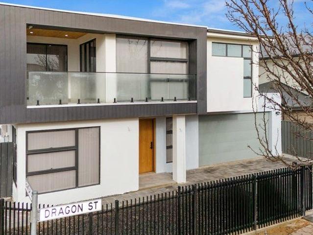 Luxurious 4 Bedroom House in Hillcrest.