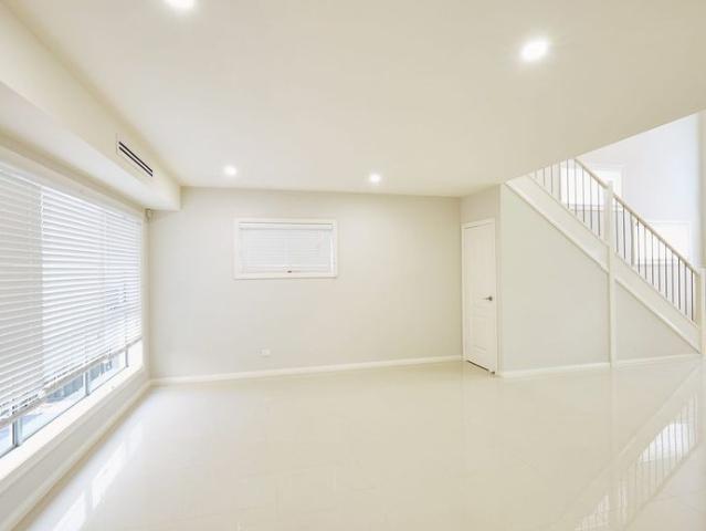 LUXURIOUS 4 BEDROOM HOUSE WITH 3 ENSUITE FOR LEASE IN THE PONDS!