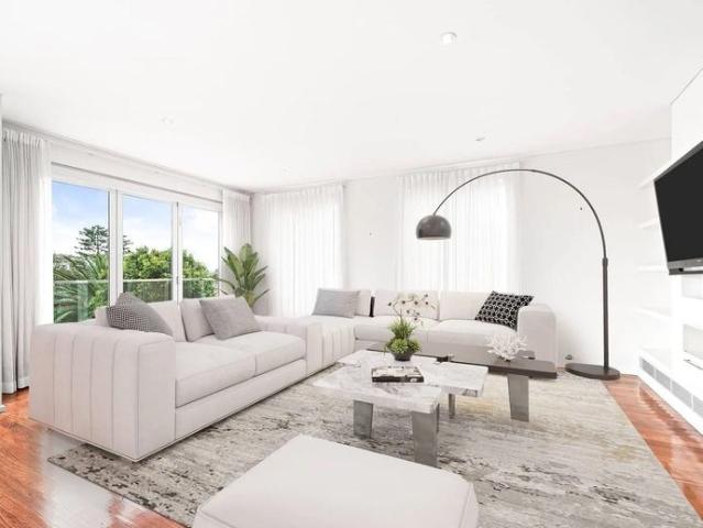 Luxurious 4 Bedroom House with Spectacular Views of Sydney Harbour Bridge, Opera House and City Skyline