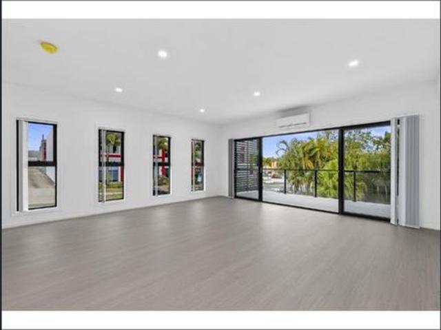 Luxurious 4 bedroom Terrace in Southport 3 / 81 Minnie Street