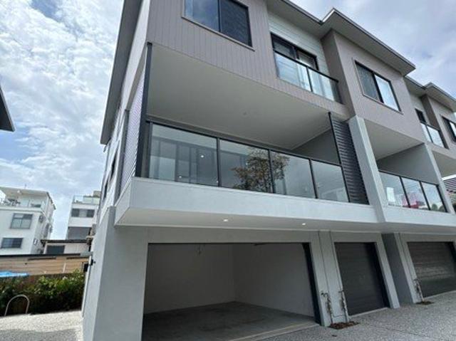 Luxurious 4 bedroom Terrace in Southport 3 / 81 Minnie Street
