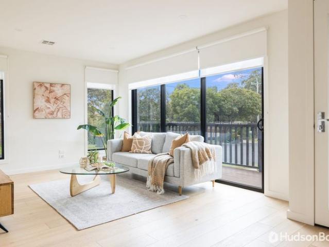 Luxurious 4 Bedroom Townhouse in Prime Doncaster Location!