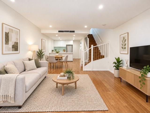 Luxurious 4 Bedrooms Townhouse in the central Mascot for Lease