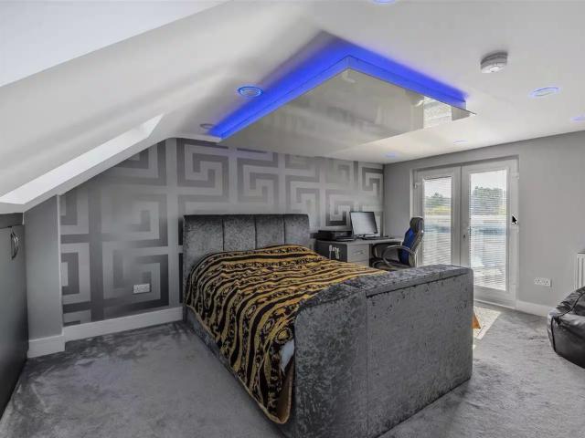 Luxurious 4BR Stay with FREE Parking Sleeps 7